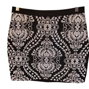 Andrée Black & White Damask Mini Skirt Medium Intricate Print Mid‑Rise